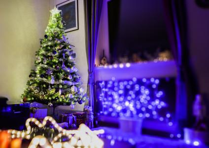 蓝色，灯，圣诞树，礼品，装饰，圣诞节，党，庆典，散景，窗口，玻璃，窗帘