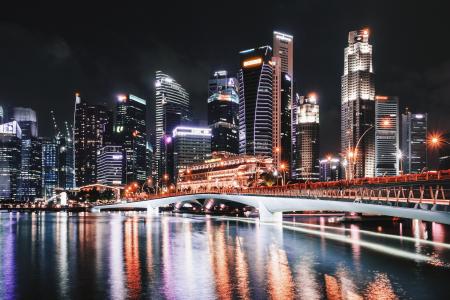 新加坡，桥，建筑物，基础设施，建筑，黑暗，晚上，灯，城市，长时间曝光，天空，天际线，摩天大楼，海，海洋，水，反思