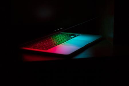 笔记本电脑，苹果，键盘，技术，mac，应用程序，软件，硬件，黑暗，颜色，彩虹