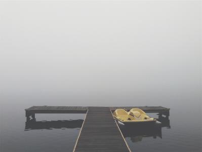 划船，脚踏船，码头，木材，湖，水，平房，雾，灰色