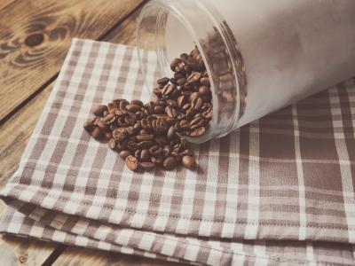 咖啡豆，桌布，木头
