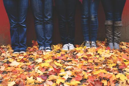 腿，鞋，牛仔裤，靴子，户外，叶子，秋天，墙上