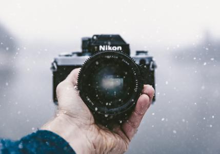 相机，尼康，镜头，黑色，摄影，雪，冬天，冷，模糊，手，手掌