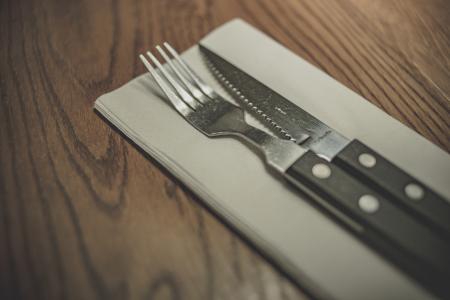 叉，刀，餐具，餐巾，表，食品