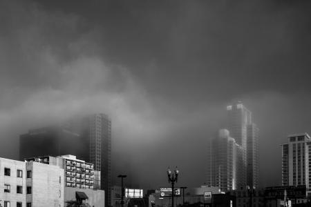 雾，多云，云，天际线，城市，黑色和白色，建筑