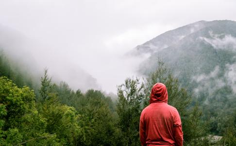高山天空山顶山脊景观自然山谷雾山景观旅行户外人类人家伙单独攀登徒步旅行冒险千禧年红色连帽衫
