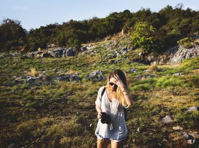 300 dpi -RGB旅游目的地自然植物假期旅行风景徒步旅行冒险女孩自然树露营女子休闲周末背包旅行者草地相机浪漫爱好旅途旅游旅行旅游目的地自然旅游目的地图片编号：