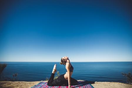 瑜伽健身运动健康锻炼姿势女孩女人人蓝色天空水海洋海湖泊阳光夏天