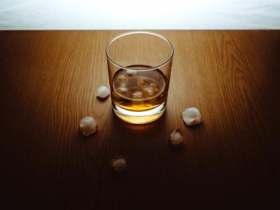 玻璃，威士忌，在岩石上，酒精，饮料，冰块