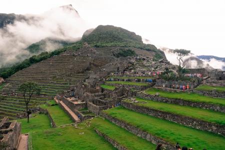马丘比丘，秘鲁，景观，绿色，草，岩石，人，山，云，自然