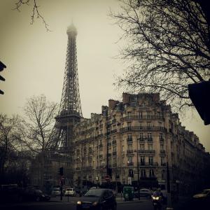埃菲尔铁塔，建筑物，巴黎，法国，城市，欧洲，汽车，路，街，树，摩托车，建筑