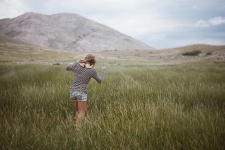 绿色草高地草原景观自然山山脉人民女子女孩徒步旅行徒步旅行单独旅行户外天空云彩