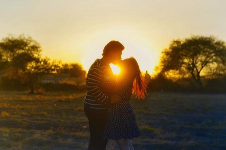 夫妇，女孩，家伙，吻，拥抱，爱，人们，阳光，日落，日出，树，草，天空