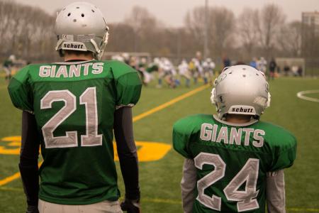 足球，队友，巨人，田野，体育，运动员，制服，头盔，绿色