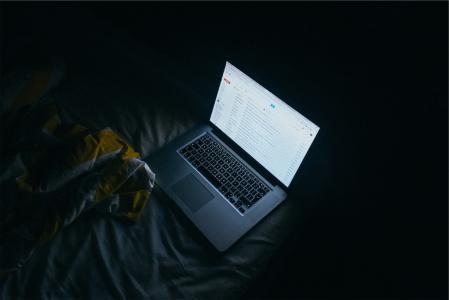 苹果，macbook，笔记本电脑，技术，屏幕，gmail，电子邮件，黑暗，床，床单