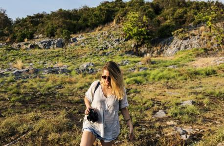 300 dpi -RGB旅游目的地自然风景旅游旅途自然风景高视角冒险旅途旅行自然女性休闲摄影师旅途旅行休闲旅游旅行休闲摄影师旅行旅途自然无忧无虑风景高视角图片编号：
