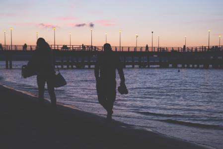 300 dpi -RGB自然沙滩岸边沙子码头水海洋海洋男人女人夫妇人行走漫步黄昏黎明天空云彩剪影朋友