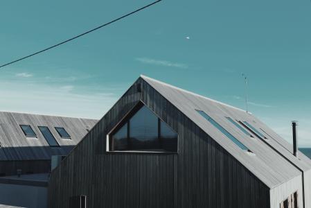 房子，屋顶，木材，面板，窗口，天空，云，线，模式，简约，蓝色，棕色
