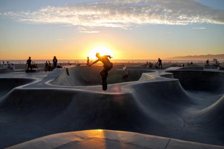 滑板，人，家伙，滑板，体育，地点，地平线，天空，云，日落，日出，日出
