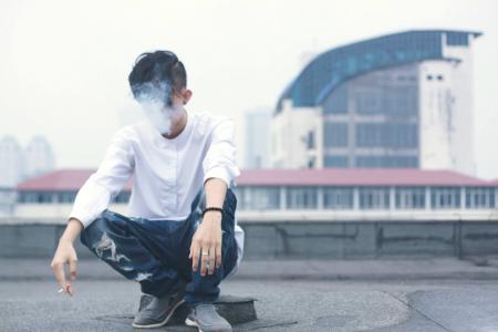 人，家伙，单独，坐，吸烟，香烟，屋顶，建筑，模糊