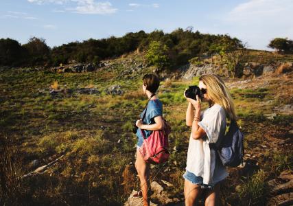 300 dpi -RGB山高地蓝色天空风景自然绿色草地岩石树木植物旅行户外人物朋友女孩女性摄影师相机