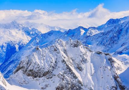 瑞士阿尔卑斯山阿尔卑斯山瑞士阿尔卑斯山高山旅行旅游目的地瑞士瑞士冬天冬天山顶山顶高峰岩石悬崖边坡云雪白色天空蓝色自然景观风景旅游目的地图片编号：