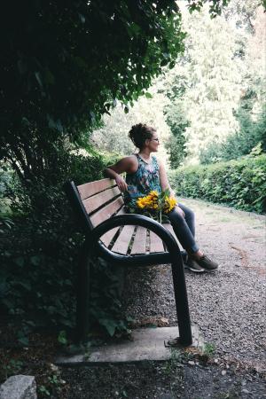 人，女孩，坐在，等待，单独，长凳，性质，花，树，绿色，草，花园