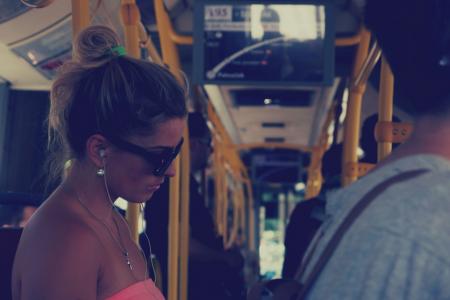 女孩，女人，公共汽车，交通，人，太阳镜，耳塞