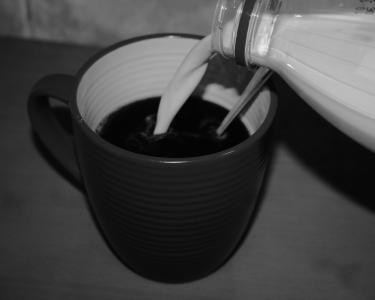咖啡，奶油，牛奶，杯子，杯子，黑色和白色