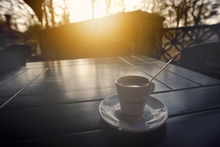 咖啡，杯子，飞碟，表，日落，树，阳台，篱笆，阳光，勺子