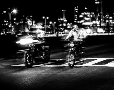 电机，摩托车，黑色和白色，行人，种族，灯，晚上，城市