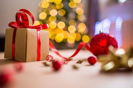 圣诞节，庆典，度假，红色，色带，礼物，圣诞球，装饰，散景