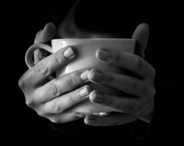 杯，马克杯，咖啡，茶，热，蒸汽，烟雾，手，黑色和白色