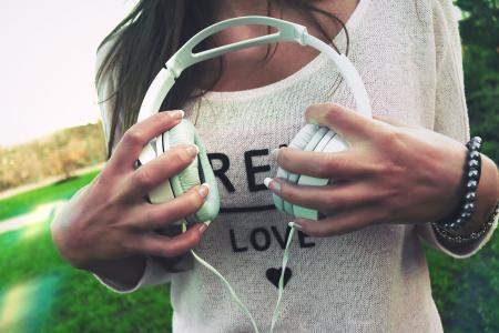 耳机，音乐，手，女孩，女人，人，生活方式，爱情