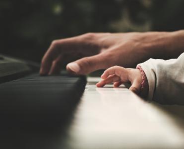 钢琴，键盘，乐器，音乐，乐器，音乐家，钢琴家，人，人，婴儿，手