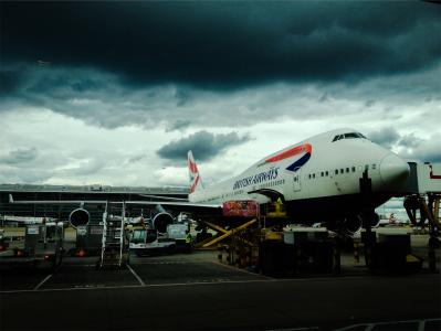 飞机，机场，行李，行李，英国航空公司，旅行，交通，云，阴天，风暴，黑暗，登机