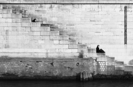 黑色和白色，砖，楼梯，女人，坐在，墙上，水