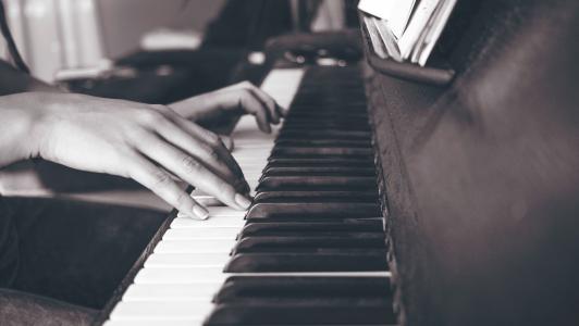 钢琴，键盘，黑色和白色，音乐，乐器，音乐，手，手指
