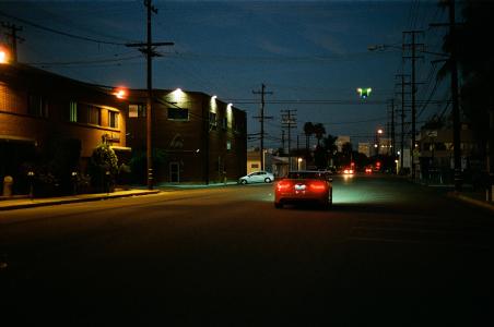 红色，车，灯，黑暗，街，电源线，路，晚上，晚上