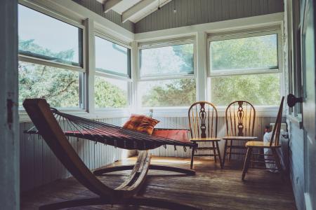 房子，家，空，椅子，吊床，窗口，玻璃，木材，太阳，树，绿色，休息，寒意，枕头