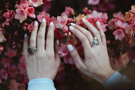 人，女人，女士，女孩，手，指甲，戒指，鲜花，粉红色