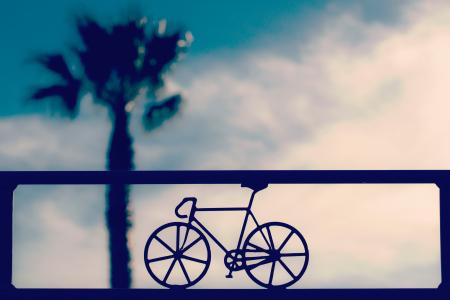 自行车，自行车，三角形，形状，车轮，模糊，天空，云，树，植物，性质