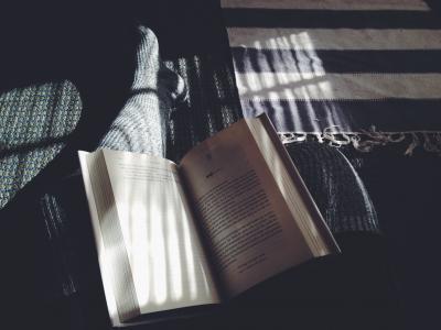 书籍，页面，阅读，人，人，腿，脚，袜子，图案，阴影，光