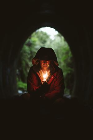 人，男人，单独，坐在，冥想，连帽衫，火，光，黑暗，隧道