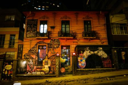在玻利维亚的拉巴斯建设，涂鸦，壁画，艺术，喷漆，建筑物，窗口，栏杆，人行道，黑暗，晚上，入口