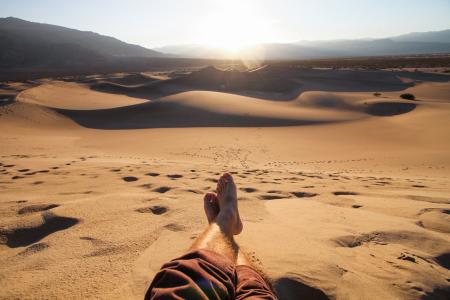 放松，人，人，日落，沙漠，太阳，山，沙，脚步声