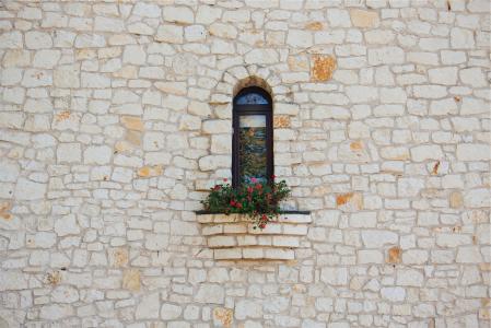 石头，墙壁，窗口，窗台，鲜花，建筑