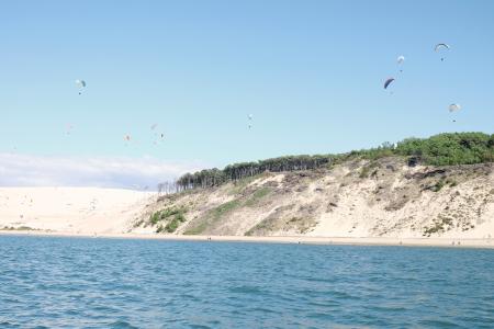 降落伞，滑翔伞，蓝色，天空，阳光，夏天，水，海洋，海，沙滩，沙，丘陵