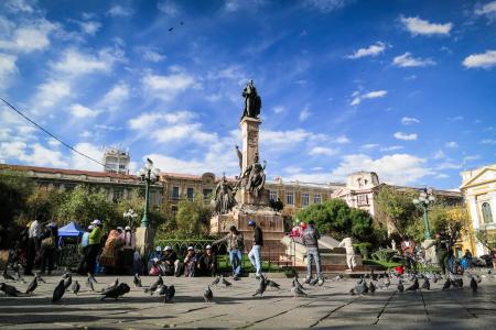玻利维亚，地标，纪念碑，雕像，人，行人，鸽子，鸟，建筑物，建筑，城市，城市