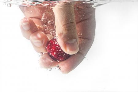 人，手，水，气泡，指甲，红色，水果
